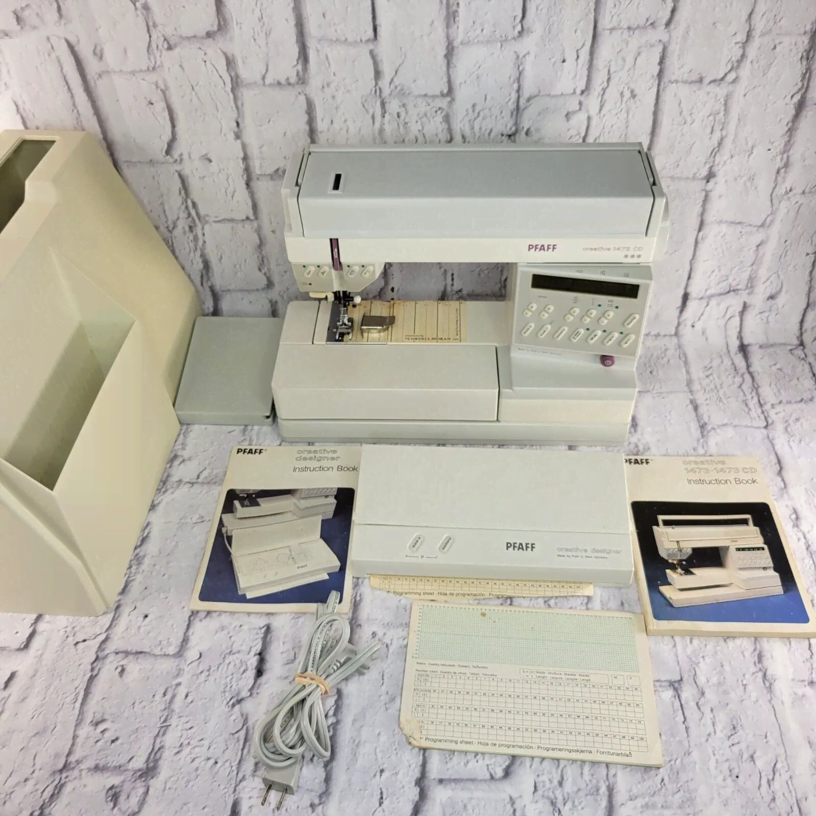 Pfaff Creative 1473 CD Sewing Machine w/ Accessories Manuals Carrying Case Works-0